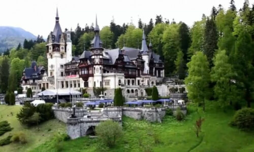 Biletul de intrare costă între 50 și 150 lei pentru adulți, în funcție de turul ales