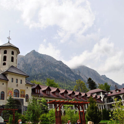 Manastirea caraiman atractii turistice busteni cazare busteni vila iulia