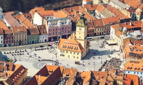 Piața Sfatului Intrarea este liberă și periodic se organizează festivaluri și concerte